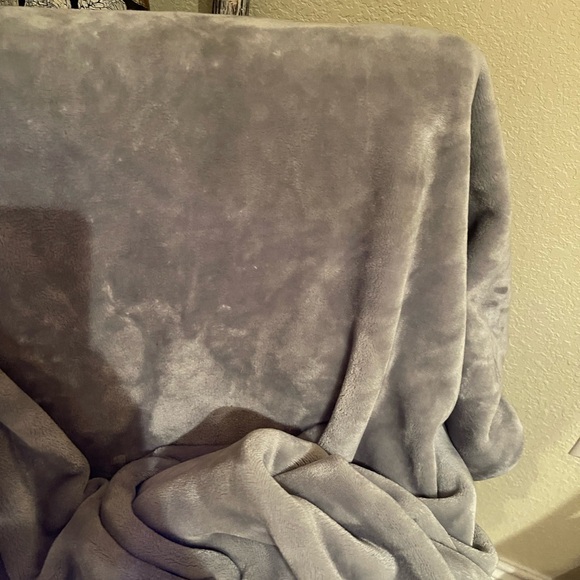 Better Homes And Gardens Soft Gray throw blanket pre-owned - Picture 8 of 15